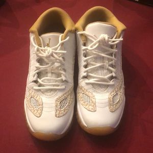 White & metallic gold Jordan 11 retro sz 6Y